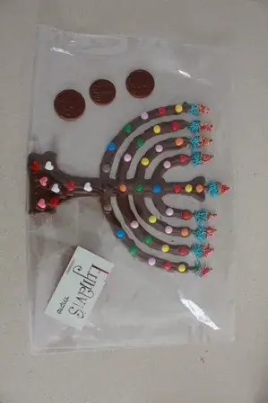 נעטוף את החנוכייה משוקולד בצלופן 
