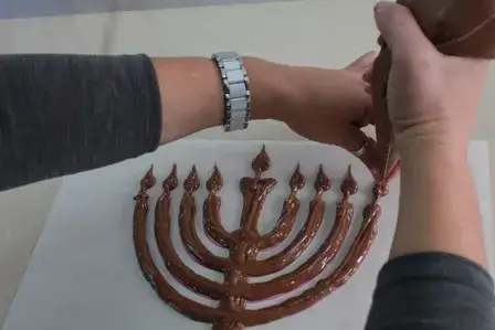 לזלף חנוכייה משוקולד