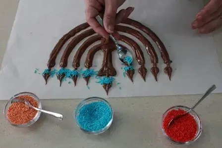 לקשט בסוכריות בצבעים שונים